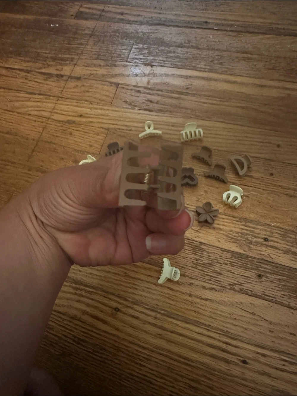 Amazon Essentials Mini Kids Hair Claw Clip Set and Four Flower Claw Clip Set